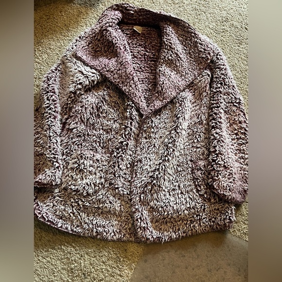 Burgundy fluffy jacket - Picture 1 of 3